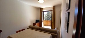 Apartment, Private Bathroom, Mountain View | Interior