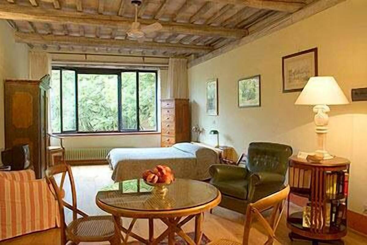 Junior Suite, Garden View | In-room dining