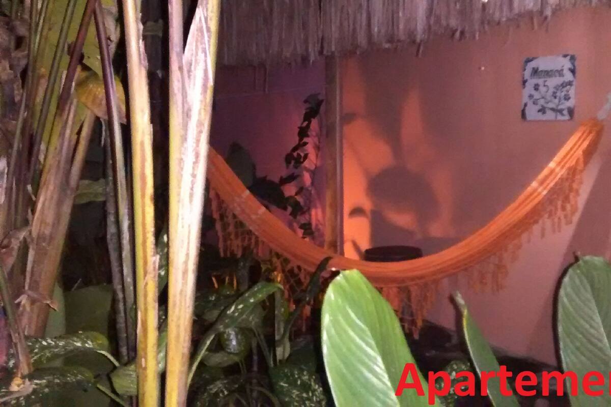 Una hamaca en una habitación con un cartel que dice 'Apartamento 5'.