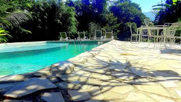 Piscina externa, espreguiçadeiras