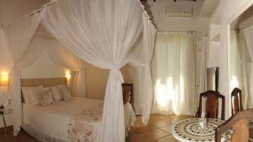 Suite Master Pau Brasil | 1 bedroom, minibar, individually decorated, individually furnished