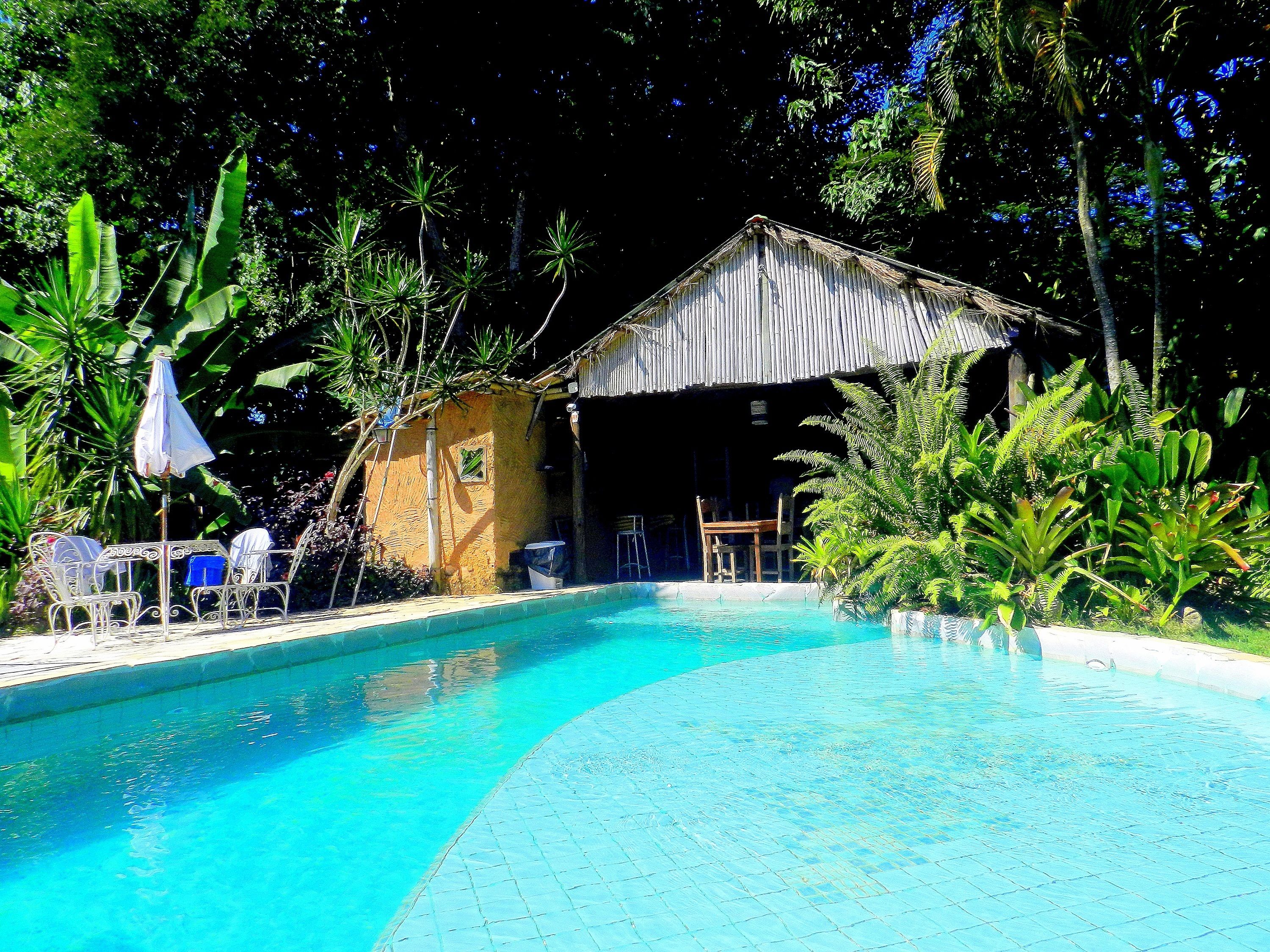 室外泳池；躺椅