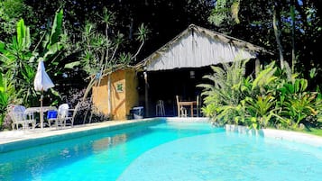 Piscine extérieure, chaises longues