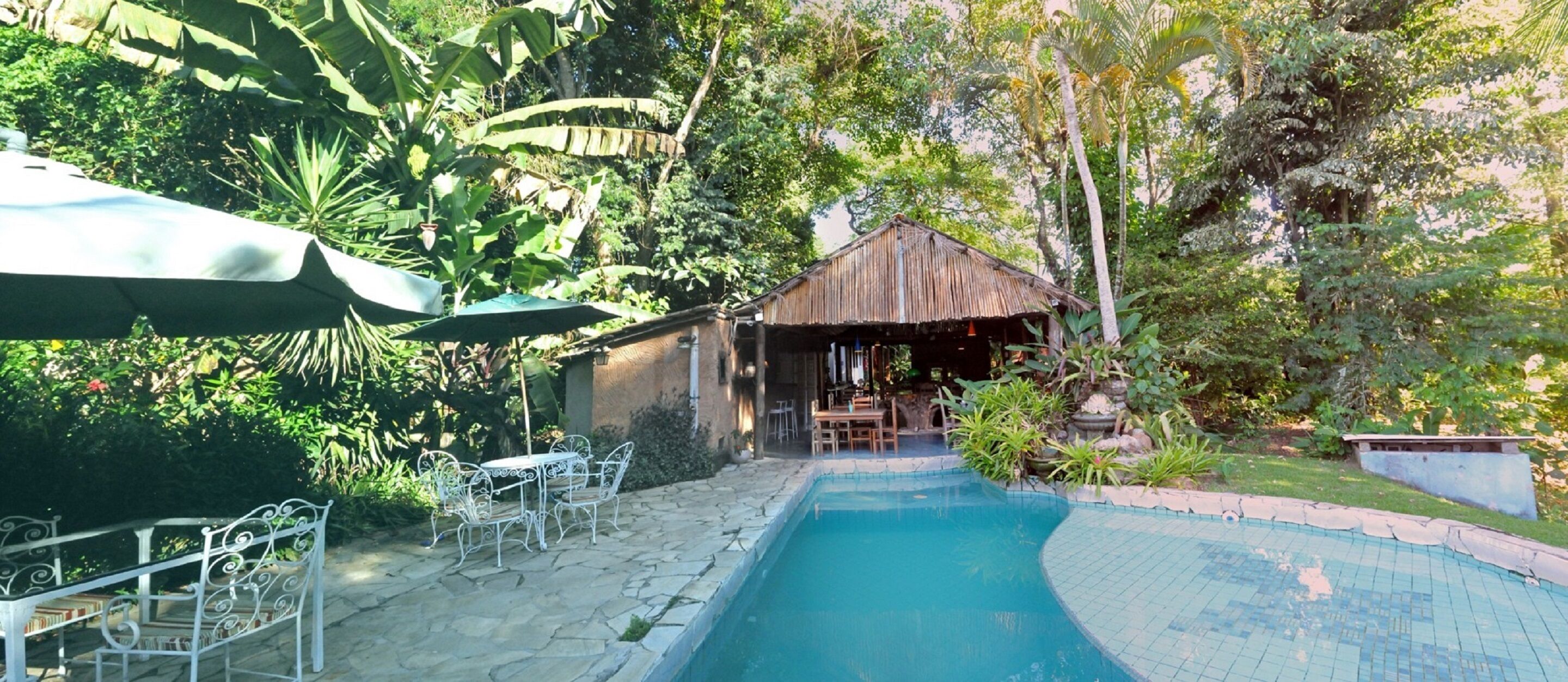 Una piscina al aire libre, sillones reclinables de piscina