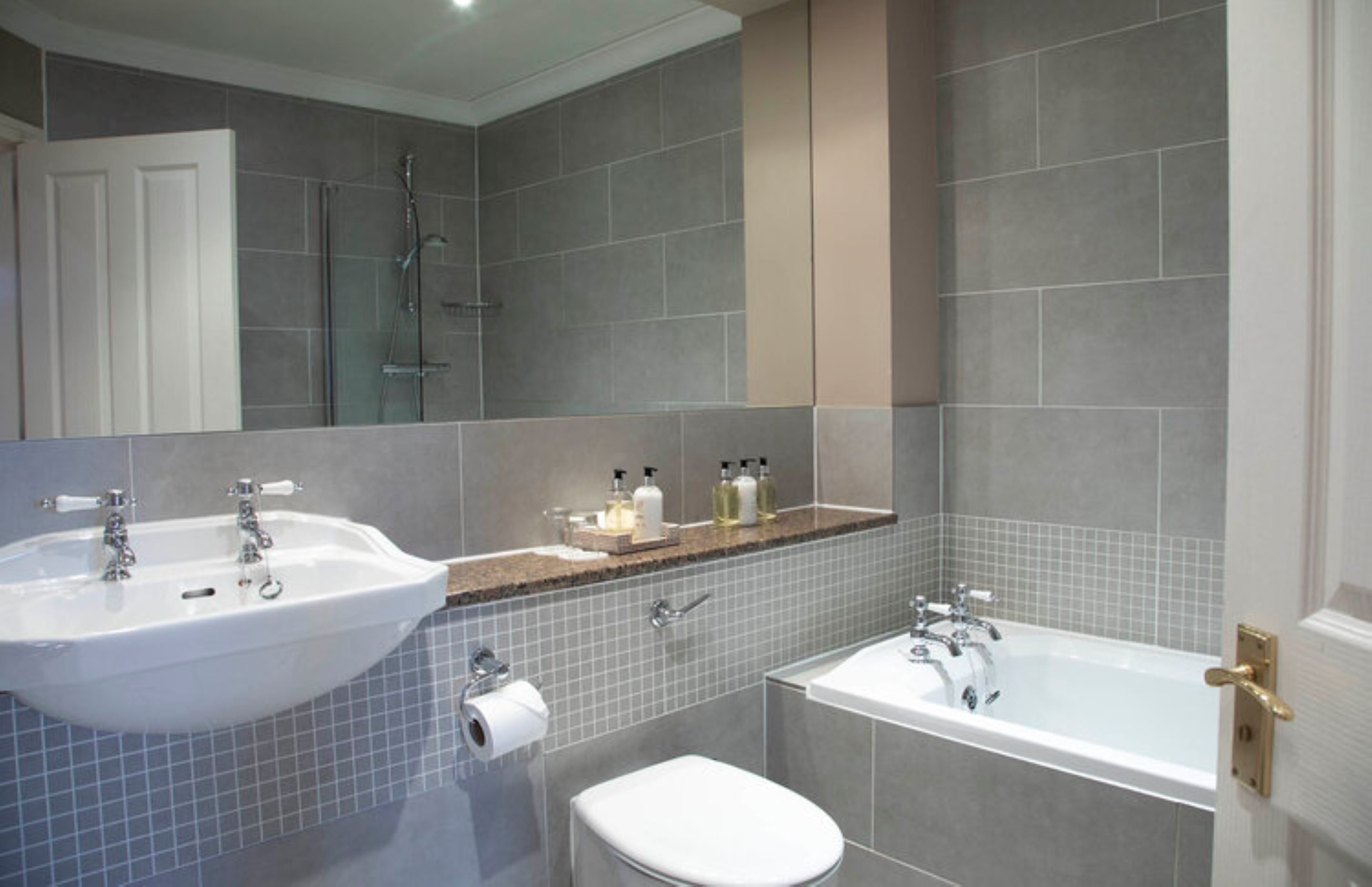 Une salle de bain avec un lavabo, des toilettes et une baignoire.