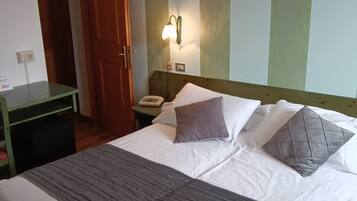 Familierom, balkong, fjellutsikt | Minibar, safe på rommet og wi-fi (inkludert)