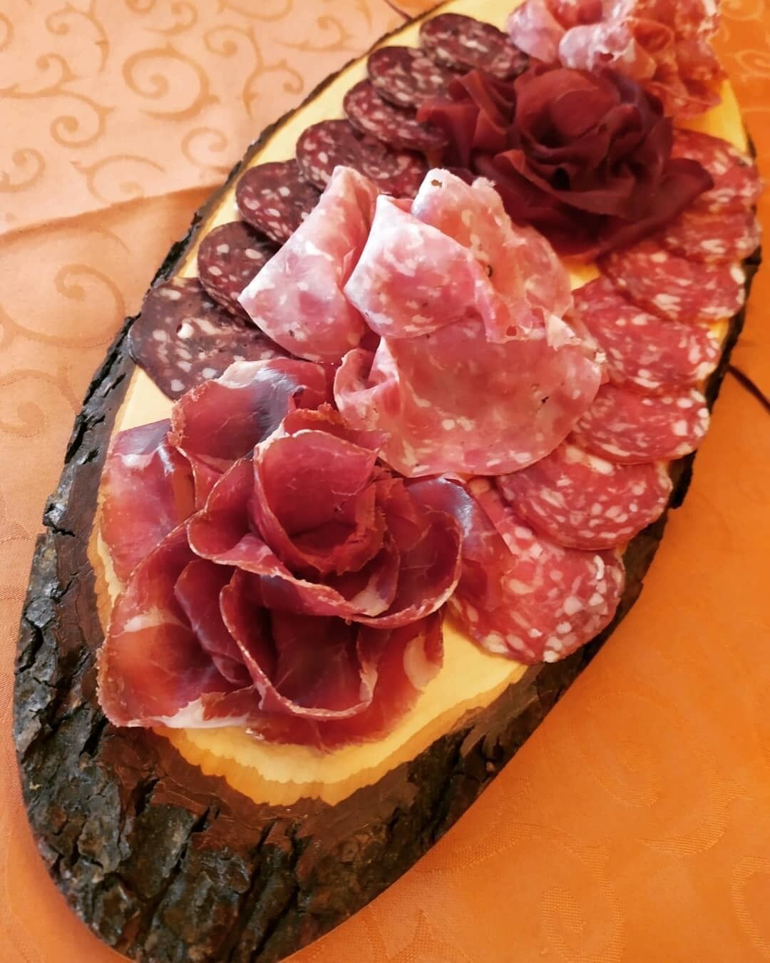 Una tabla de embutidos y quesos variados.