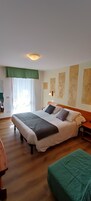 Camera con letto matrimoniale o 2 letti singoli, balcone, vista montagna | Minibar, una cassaforte in camera, Wi-Fi gratuito