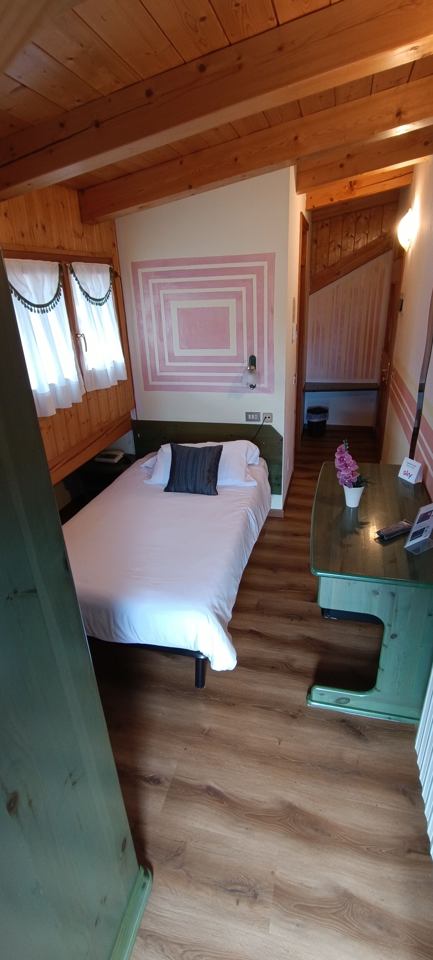Single Room, Balcony, Mountain View | Minibar, in-room safe, free WiFi