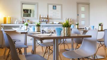 Daily full breakfast (GBP 15.00 per person)