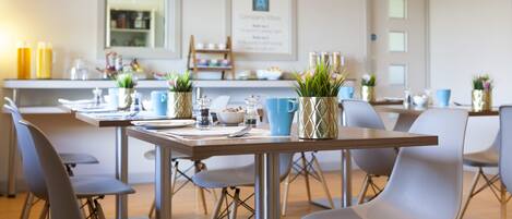 Desayuno a la carta todos los días (GBP 15.00 por persona)