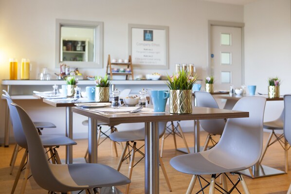 Daily cooked-to-order breakfast (GBP 15.00 per person)