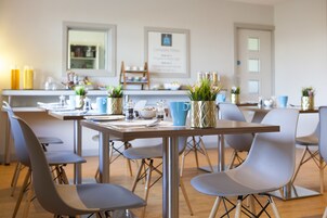 Daily cooked-to-order breakfast (GBP 15.00 per person)