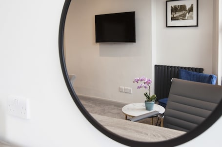 Suite | Egyptian cotton sheets, hypo-allergenic bedding, desk, blackout drapes. Asperion Hotel