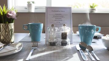 Daily cooked-to-order breakfast (GBP 15.00 per person)