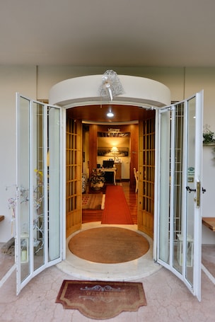 Ingresso interno. Villa Bianca