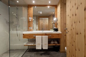 Executive Suite, Balcony | Bathroom | Shower, free toiletries, hair dryer, bathrobes - Hotel St. Michael (Livigno)