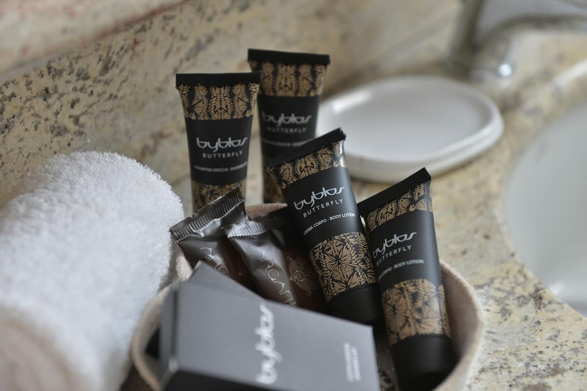 Shower, perlengkapan mandi gratis, pengering rambut, dan jubah mandi