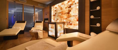 Hot tub, 1 treatment room, massages