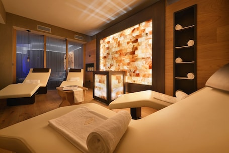 Tina de hidromasaje, 1 sala de tratamiento y masajes