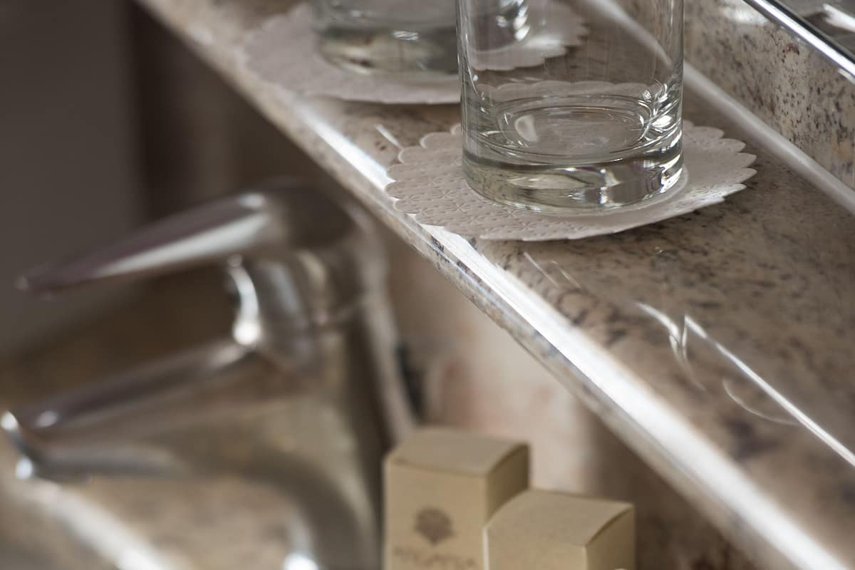 Shower, perlengkapan mandi gratis, pengering rambut, dan jubah mandi