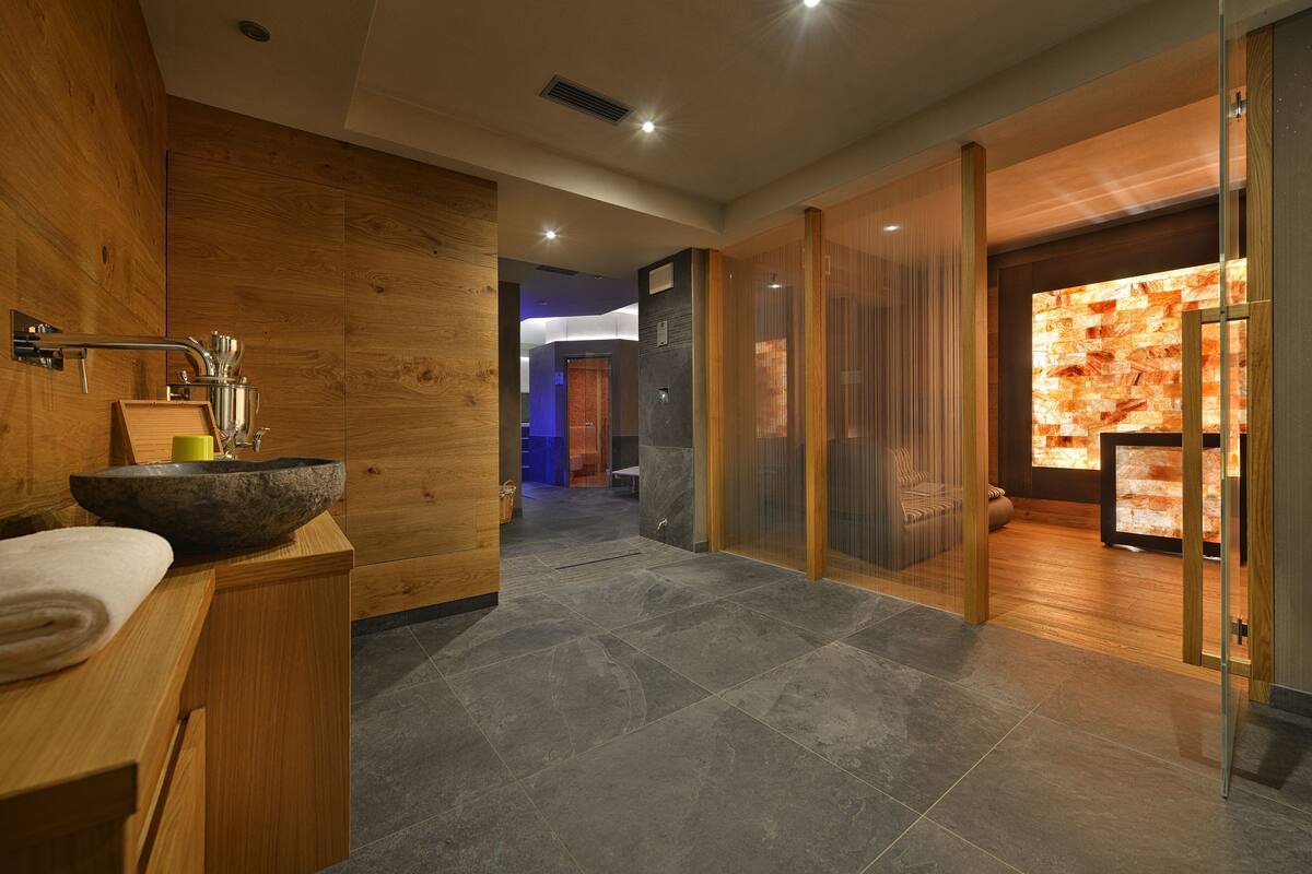 hot tub, 1 treatment room, massages