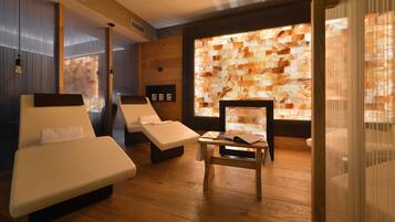 Hot tub, 1 treatment room, massages