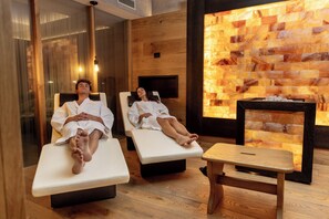 Hot tub, 1 treatment room, massages