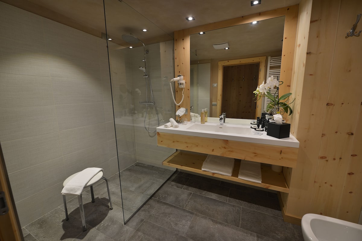 Shower, perlengkapan mandi gratis, pengering rambut, dan jubah mandi