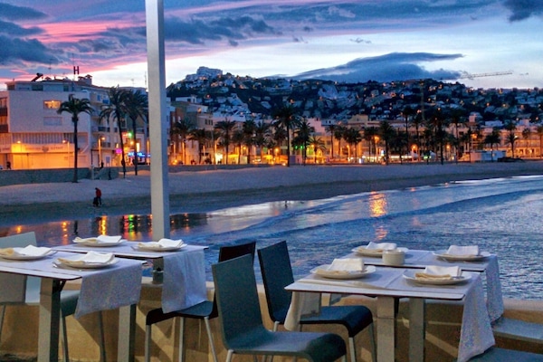 Aperto a colazione, cucina mediterranea, con vista sulla spiaggia