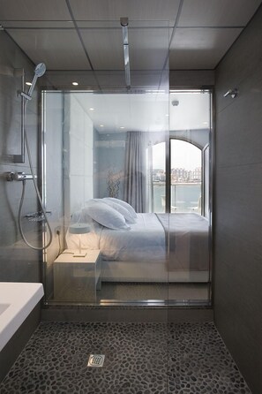 Quarto, sacada, vista para o mar | Banheiro | Chuveiro, produtos de toalete grátis, secador de cabelo, chinelos