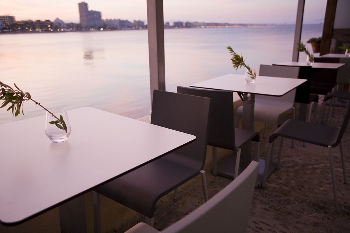 朝食、ランチ、ディナーに営業 (地中海料理、ビーチビュー)