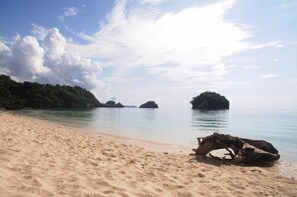 On the beach, free beach shuttle, free beach cabanas, sun loungers - Zoe Mei Resort (Boracay Island)