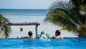 Outdoor pool, pool umbrellas - Ko Tao Resort - Beach Zone (Koh Tao)