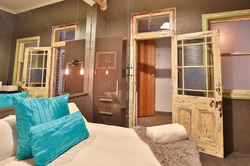 Indulge Apartments - Eighth Street