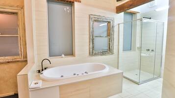 Appartement Standard, 2 chambres | Salle de bain