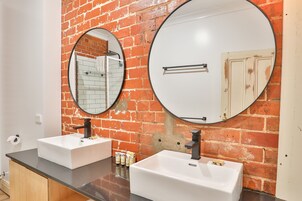 Standard Apartment, 2 Bedrooms | Bathroom sink