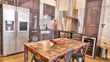 Apartamento standard, 2 quartos | Cozinha privada | Geladeira, micro-ondas, fogão, lava-louças
