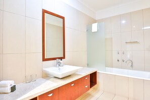 Shower, free toiletries, hair dryer, towels - Indulge Apartments Langtree (Mildura)