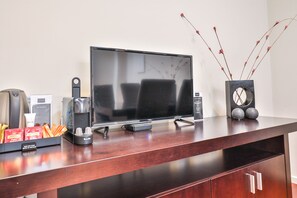 Studio (Langtree) | Living area | 42-inch flat-screen TV with digital channels, LCD TV, Netflix - Indulge Apartments Langtree (Mildura)
