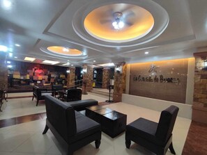 Lobby sitting area - La Carmela De Boracay Resort Hotel (Boracay Island)
