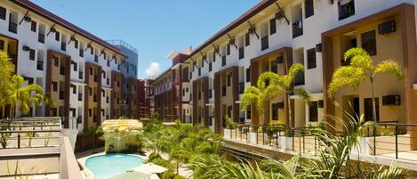 2 albercas al aire libre, sombrillas en la alberca y camastros