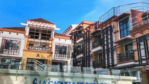 Un edificio de varios pisos con balcones y un letrero que dice "LA CARMELA DE BORACAY".