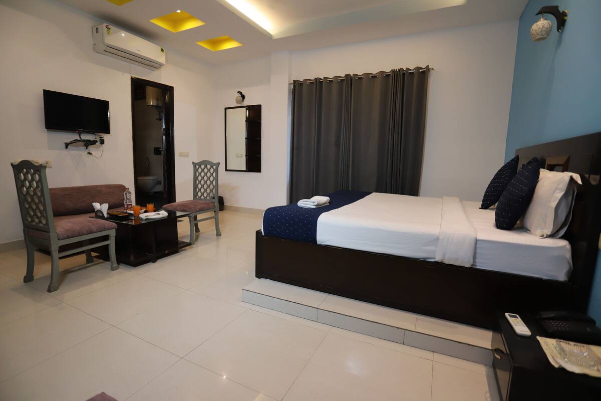 Suite | Seprai premium, brankas, meja kerja, dan kedap suara