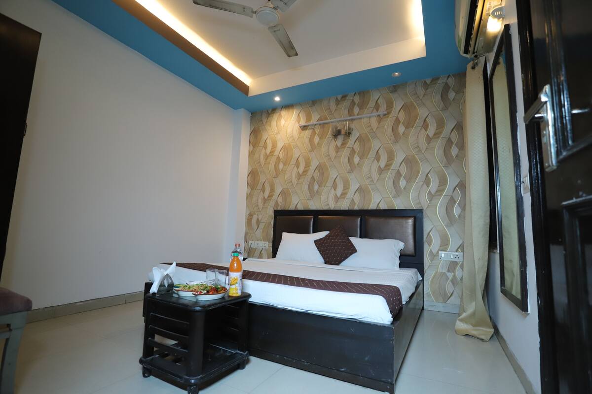 Kamar Deluks | Seprai premium, brankas, meja kerja, dan kedap suara