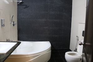 Suite | Badezimmer | Dusche, Designer-Toilettenartikel, Haartrockner, Hausschuhe