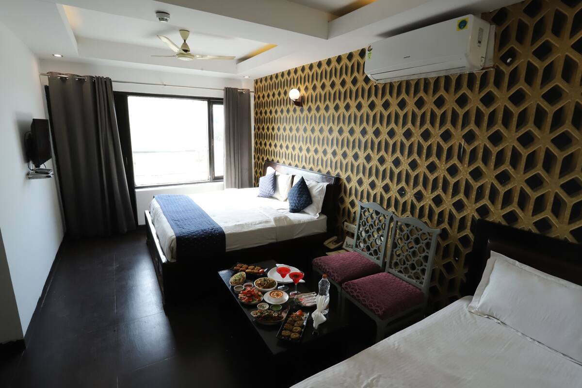 Suite | Seprai premium, brankas, meja kerja, dan kedap suara