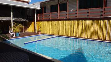 Açık yüzme havuzu, havuz şemsiyeleri, şezlonglar