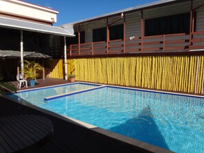 Piscine extérieure, parasols, chaises longues