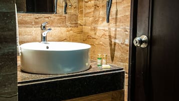 Chambre Supérieure | Salle de bain | Douche, baignoire relaxante profonde, douche à « effet pluie »